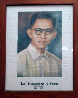 Ladawan ni Dr. Reyes iti provincial capitol ti Ilocos Sur iti panagtakemna kas gobernador